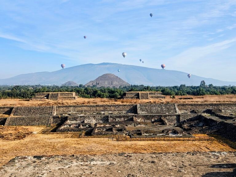 Amanecer en Teotihuacán: vuelo en globo, historia y espiritualidad
